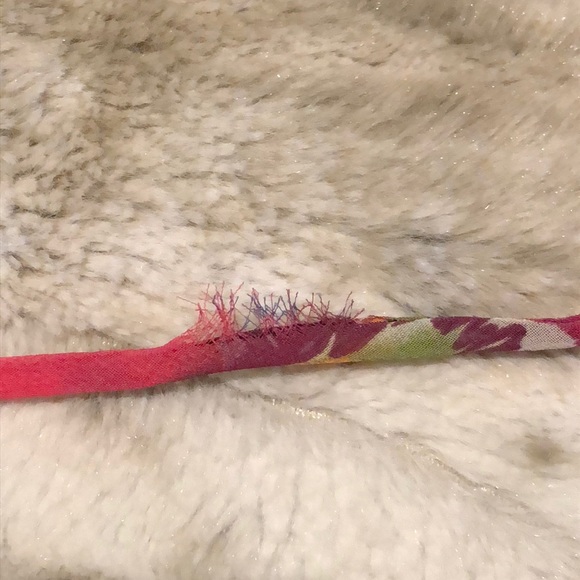 Floral blouse with lace details. - Picture 5 of 5